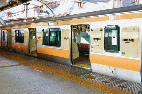 アマゾンジャパンが展開する列車広告