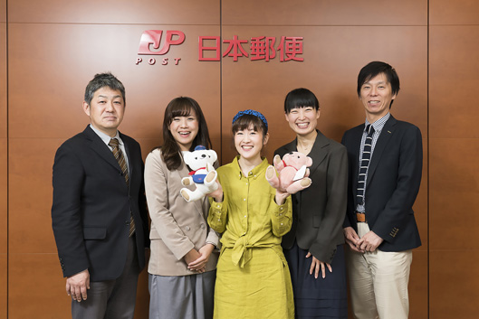 担当部長の平川 暁生さん、中島 美緒さん、拜藤 紘子さん、課長の上垣内 覚さん