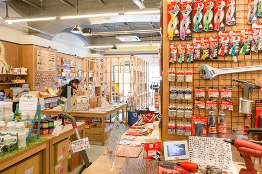 店内の様子。巨大な六角レンチも