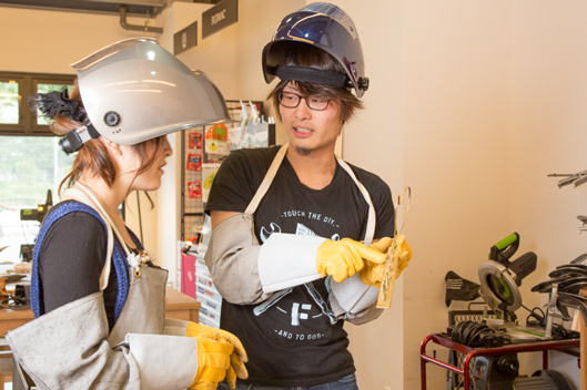 講師の「マーカスさん」こと白濱 匠太郎さん。ここでは社員みんなにアメリカンネームが付けられているのです。ちなみに社長の山田さんはジャックさん。マーカスさんはDIY FACTORY OSAKAのフロアマネージャーさんです。もともと電動工具のメーカーの営業マンだったので、工具は何でも来いのマルチプレイヤー。