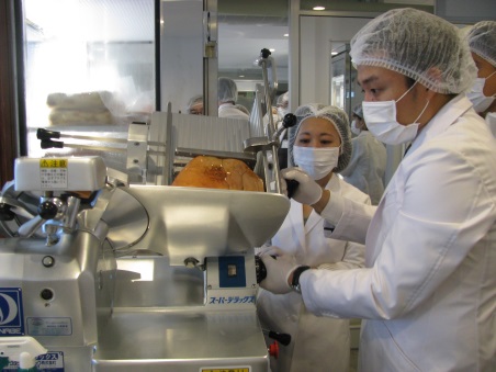 「楽天市場の舞台裏体験ツアー」で「ハイ食材室」の倉庫を見学②