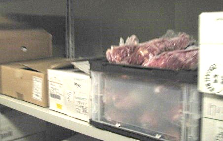 「楽天市場の舞台裏体験ツアー」で「ハイ食材室」の倉庫を見学
