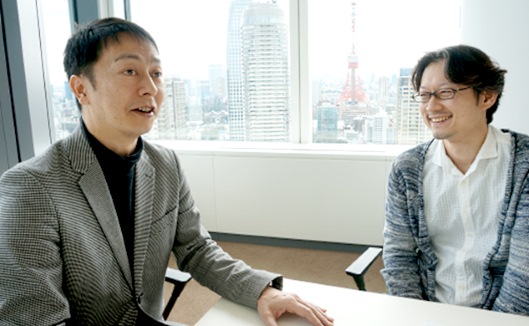NHN PlatyArt・代表取締役社長でテコラス取締役を務める稲積憲氏とテコラスの中井健司専務執行役員