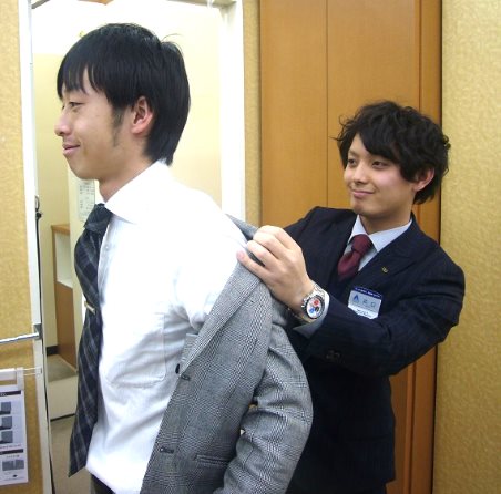 アパレル小売店は試着予約サービスなどをオムニチャネルの一環で提供している