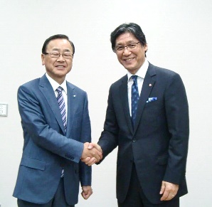 Jフロントリテイリングの山本良一社長と千趣会の田邉道夫社長