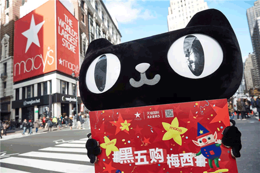 メイシーズ本店前で生放送する天猫キャラクター「猫人形（猫公仔）」