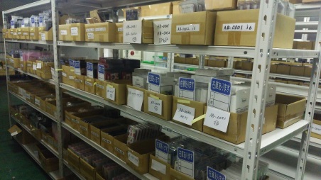 在庫はバーコード管理され保管されている