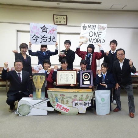 2015年度の楽天IT学校甲子園にて見事優勝した今治北高校の生徒と、「香月園」の大久保社長（写真最右）