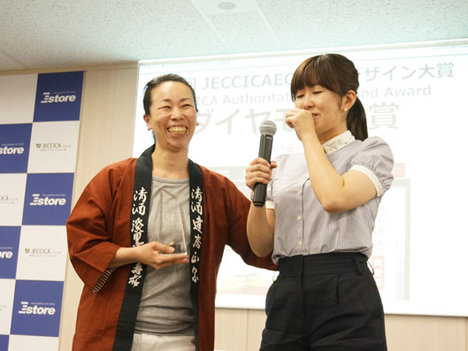 達磨正宗の白木さん（左）とデザイナーの伊東（右）さん