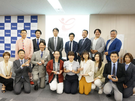 JECCICAのコンサルタントのみなさん（後列）と、受賞者のみなさん（前列）