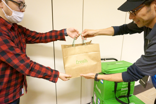 Amazonフレッシュ配達員さん