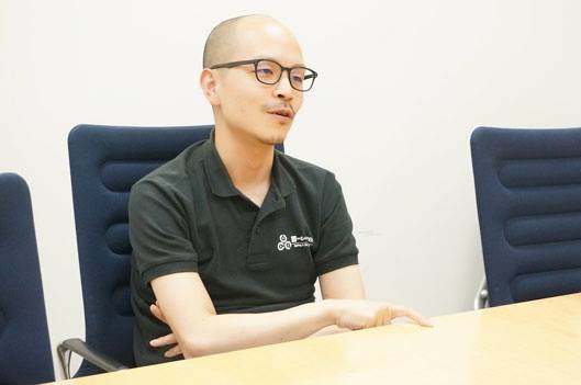 講演、記事執筆、メディア対応といった表の場に出ることを積極的に引き受けるの？ メガネスーパー・川添隆さんに聞く