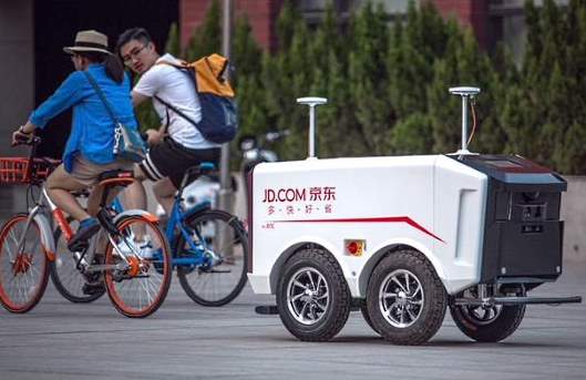 中国人民大学の構内を走り回り商品を届けるJD.com（京東商城）の無人カート