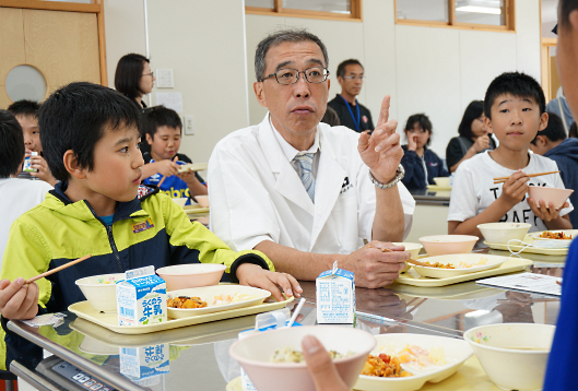 蘇市立阿蘇小学校の児童たちと新宿割烹 中嶋の店主 中嶋貞治氏
