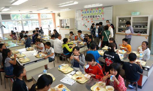 蘇市立阿蘇小学校でのスーパー給食の様子