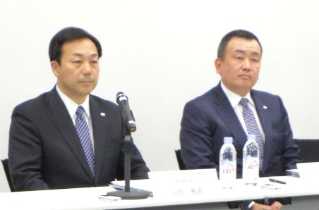ヤマト運輸は4月28日に行った記者会見で大口顧客約100社との値上げや総量コントロールの着手したことを明らかにした（ヤマトホールディングスの山内雅喜社長（写真左）とヤマト運輸の長尾裕社長）