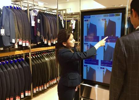 店内に大型のタッチパネル式サイネージやタブレット端末の「iPad」を設置しており、そこで通販サイトの在庫から商品選択ができるようにしている