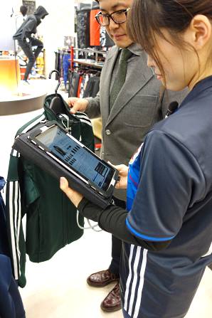 ヒマラヤでは、店頭に設置したタブレットを使い、自社通販サイトへ誘導する取り組みを開始