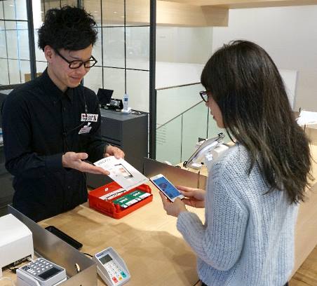眼鏡ブランド「JINS（ジンズ）」を展開するジンズもオムニチャネル化に向けて舵を切り始めた