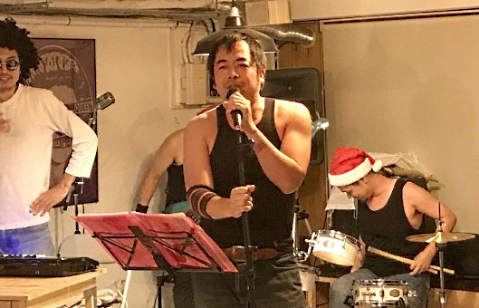 写真中央が現在の大橋氏（忘年会で熱唱している様子
