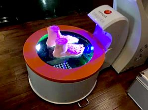 中国の靴老舗ブランド「Belle」が提供する、足のサイズを計る3D計測機
