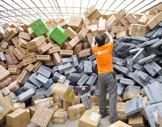 配送センターに山のように積まれた荷物