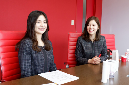 株式会社クレ・コーポレーション クレソワン化粧品　大石南美（おおいし みなみ）さん（左）と徳原智美さん