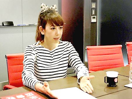 元ミニスカポリスとして知られるタレントで、現在はネット通販のドッグアパレルブランド「Otty（オッティ）」のオーナーである大原がおりさん