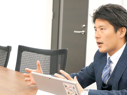 プラスアルファ・コンサルティングの山崎雄司執行役員