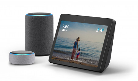10.1インチHDスクリーンを搭載した「Echo Show」（右）、高機能スピーカー付きの「Echo Plus」（中央）、コンパクトサイズの「Echo Dot」（左）