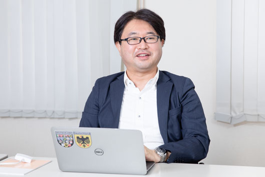 かっこ ソリューション事業本部 セールスディビジョン セールス&マーケティンググループ グループマネジャー 青木泰貴氏