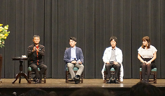左からジャック・マー氏、今林 広樹氏（早稲田大学大学院基幹理工学研究科博士課程、EAGLYS代表取締役）、葦苅 晟矢（あしかり・せいや） 氏（早稲田大学大学院先進理工学研究科博士課程、エコロギー創業者）、玉城 絵美 氏（早稲田大学 創造理工学研究科 総合機械工学専攻・准教授、H2L創業者）