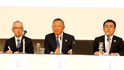 会見を行うアスクルの経営陣