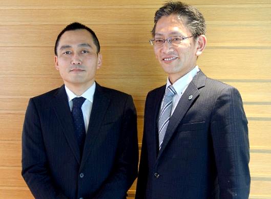 楽天コーポレート統括部品質管理部品質向上課の半井大輔ヴァイスシニアマネージャーと（写真左）ボーケン品質評価機構の三輪克司執行役員