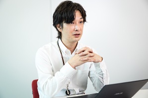ストリーム 甲斐篤史氏（営業本部 商品販売部 店舗運営グループ 副部長）