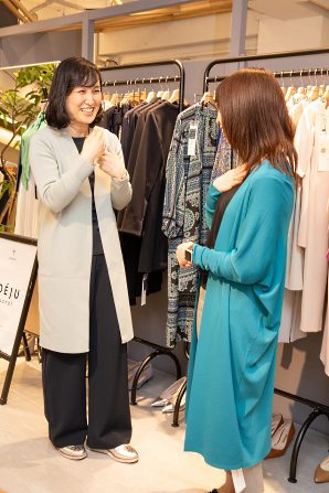 サロンでは展示品などの試着を行うことができる