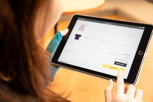 気に入ったアイテムがあればタブレット端末でECサイトにアクセスし購入することが可能。「Amazon Pay」であれば最短2ステップで購入できる