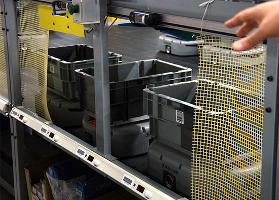 オルビス 通販向け出荷ライン ピッキングエリア 小型AGVが待機しているようす