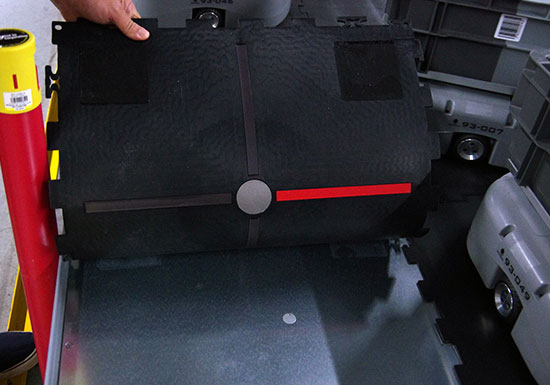 オルビス 通販向け出荷ライン 小型AGV 走行ステージに敷いているパネルの裏側 RFID