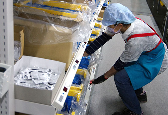 オルビス 通販向け出荷ライン ピッキングエリアのようす