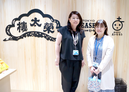榮太樓總本鋪 WEBマーケティング部 EC課の武石礼子氏（左）と、鈴木菜の花氏（右）