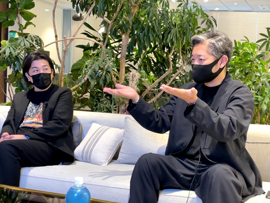ウィゴーの園田氏（左）とビームスの矢嶋氏（右）