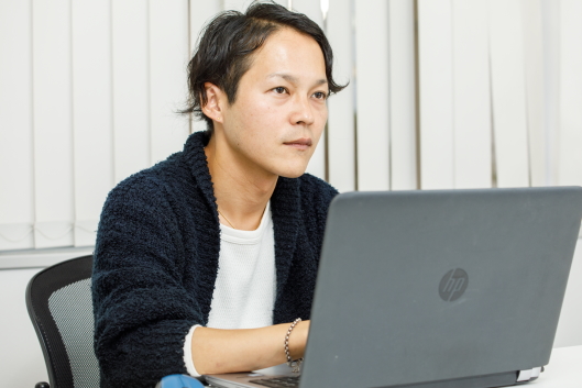 EC本部フルフィルメント事業部ロジスティクスソリューション部長の與儀貴志氏