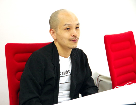 「Eコマース先生」として個人の活動を行い、ビジョナリーホールディングス（メガネスーパーのグループを運営する親会社）取締役CDO兼CIOを務める川添隆氏