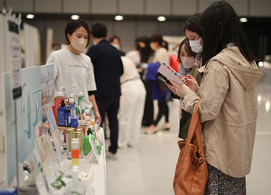 ノイン オフラインイベント ブランドが出展したブースに立ち寄る参加ユーザー
