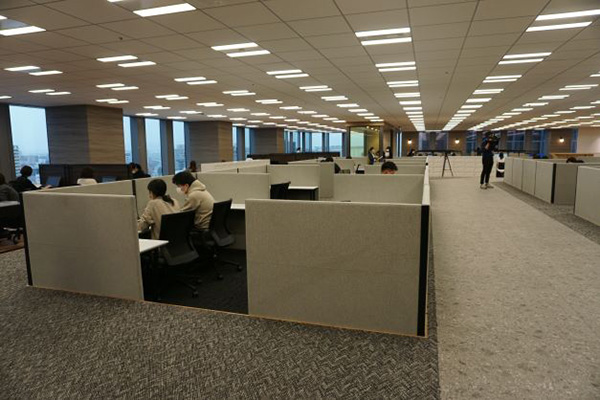 通販新聞 ジャパネットグループ 福岡新拠点 執務エリアのようす