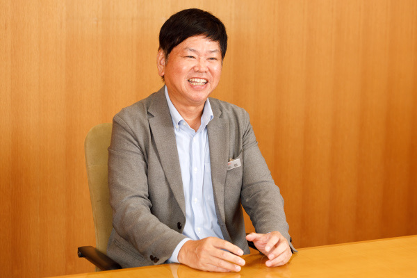 カリモク家具 営業推進部統括常務取締役 山田郁二氏