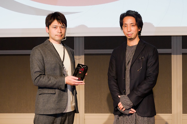 大網あみあみ事業部マーケティング部 マーケティング課 課長の小林裕児氏（左）と選考委員の石川氏