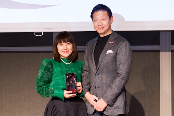 集英社ブランドビジネス部 部長 兼 第10編集部 部長の湯田桂子氏（左）と選考委員の大西氏