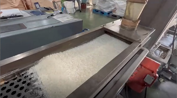 アスクル Matakul クリアホルダーからペレットを製造 共同事業者の亜星プラスチックリサイクルセンター